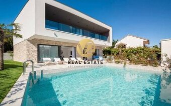 FOR SALE  NA PREDAJ  exkluzívna vila pri mori, priamo na plá