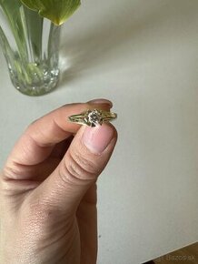 Predám snubný zásnubný prsteň s briliantom Zlatokov