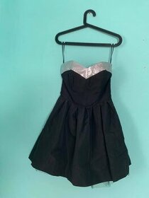 Černe mini šaty s áčkovou sukňou a striebornými flitrami