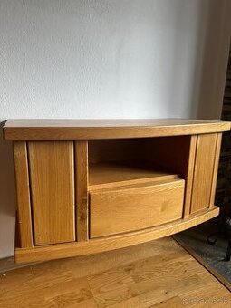 Masívna skrinka pod televíziu