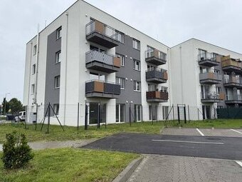 Nový priestor s pred-záhradkou a parkovacím miestom. Biely K