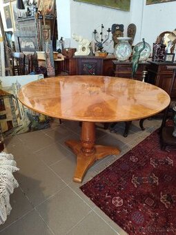 Okrúhly stôl Biedermeier.