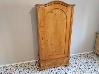 Stará skříň s obloukem voskovaná po renovaci
