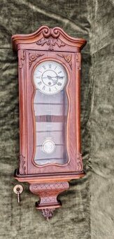 Nástěnné pérove hodiny