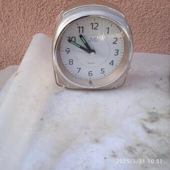 Predám budík na baterku za 10€ a mosadznú guľu za 10€€