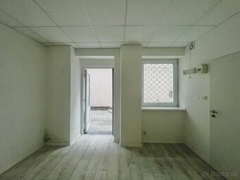 Kancelária so vstupom priamo z námestia