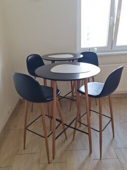 Barový stôl so stoličkami