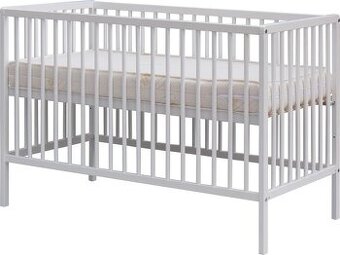 Detská postieľka s výsuvnou bočnicou