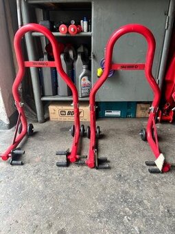 Stojany na motocykel.