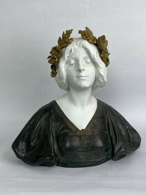 Secesná busta dievčiny s kvetinovým vencom vo vlasoch J.Caus