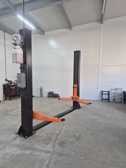 Dvojstlpovy hydraulicky zdvihak