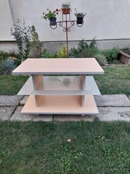Stolík pod TV