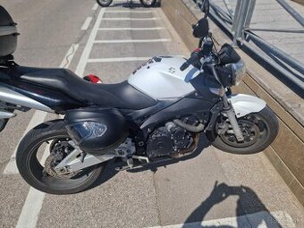 Na ND Suzuki GSR 600.