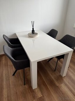 Biely jedálenský stôl a stoličky otočné