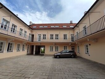 2-kancelária 44,4m2 s možnosťou parkovania v historickej bud