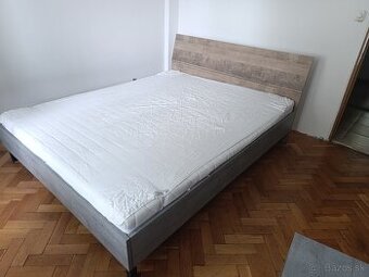 Posteľ nočné stolíky komoda