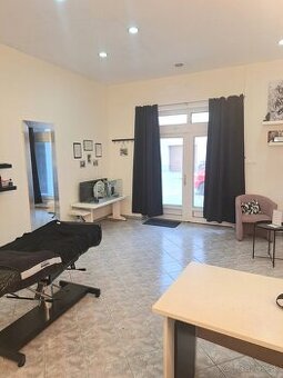 Prenájom - obchodné nebytové priestory v centre Trnavy - 1