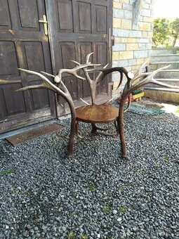 Kreslo z ťažkých parohov.