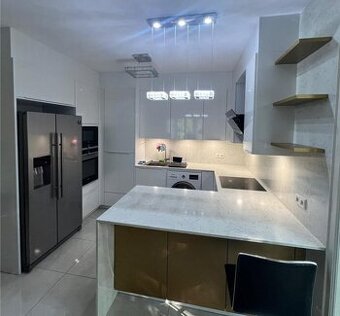 Moderná kuchyňa v bielom lesku KARIN