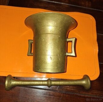 Starý veľký mosadzný mažiar.