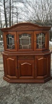 Masivní komoda s vitrínkou na pověsení