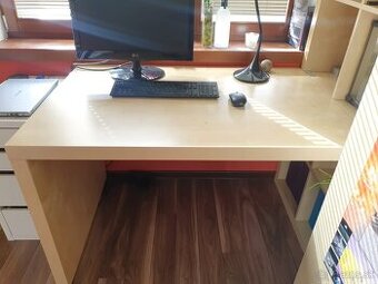 Písací stôl IKEA s policovým dielom na strane