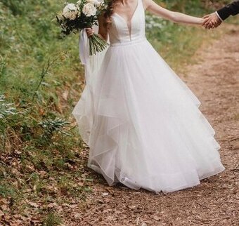 Nádherné padavé svadobné šaty