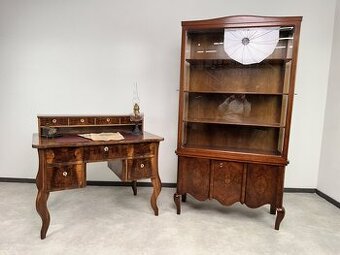 Písací stolík s vitrínou orechová korenica