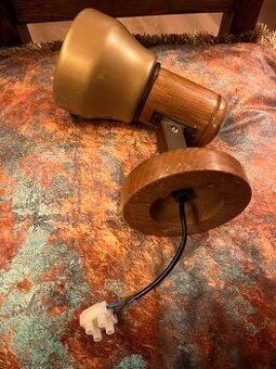 Nastenna drevena retro lampa
