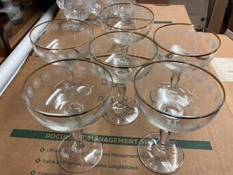 Sklenené poháre
