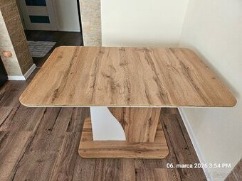 Jedálenský rozťahovací stôl