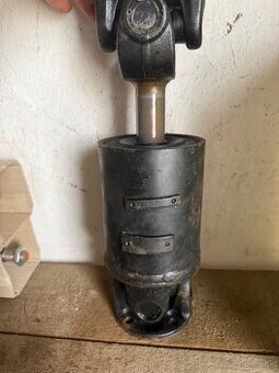 Hnací kardanovým hriadeľ na MANITOU