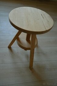 drevený stolík
