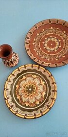 Bulharská keramika - 2 taniere, vázička - 1