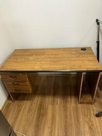 Predám pekný zachovalý kancelársky stôl