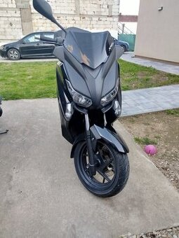 YAMAHA xmax 125.