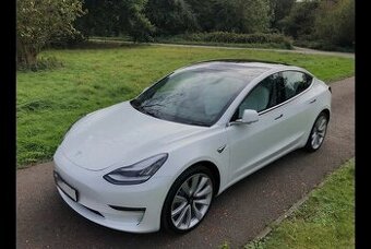 PRENÁJOM VOZIDLA TESLA model 3 Long Range na PRENÁJOM