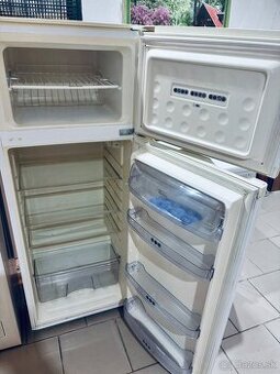 Whirlpool. Chladnička s mrazničkou