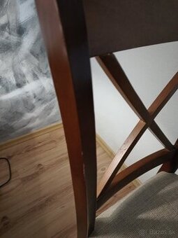 Stôl a stoličky