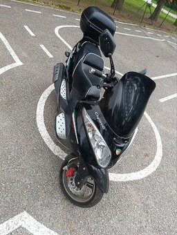 Skúter scooter capireli motorka 125 motocykel