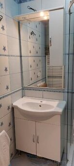 Umývadlo so skrinkou a zrkadlom