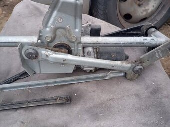 Motorček stieračov