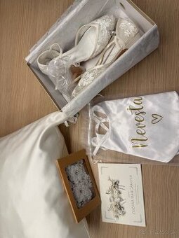 Svadobné doplnky – závoj, topánky, podväzok, podbradníky