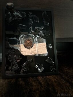 Umelecky obraz z rozbitej flase a epoxidu