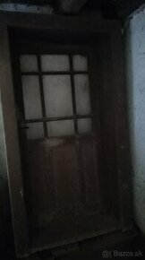 Staré dvere so zarubnou retro