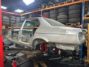 Predám karosériu BMW e32 750iL - 1