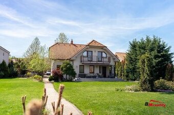 Štýlový rodinný dom s nádhernou záhradou len pár minút od L