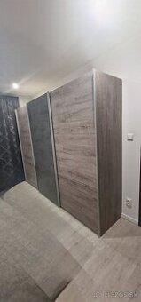 Veľká šatníkova skriňa