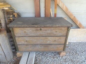 starodávna drevená  komoda