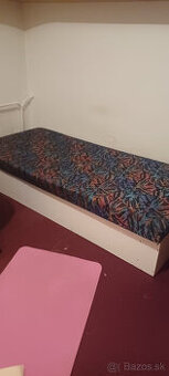 Gauč a kancelársky stolík